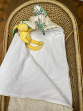 Charger l'image dans la galerie, Nid d’ange en Liberty ® Betsy vert et double gaze de coton écru pailleté or