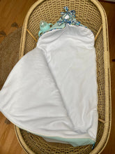 Charger l'image dans la galerie, Nid d’ange en Liberty® Magic et double gaze de coton vert d’eau