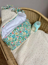 Charger l'image dans la galerie, Nid d’ange en Liberty ® Betsy vert et double gaze de coton écru pailleté or