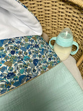 Charger l'image dans la galerie, Nid d’ange en Liberty® Magic et double gaze de coton vert d’eau