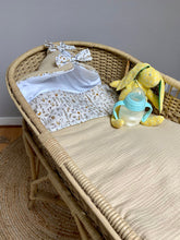 Charger l'image dans la galerie, Nid d’ange en Liberty® Théo gold et double gaze de coton beige