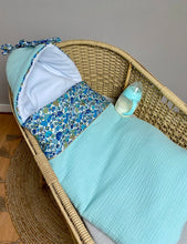 Charger l'image dans la galerie, Nid d’ange en Liberty® Magic et double gaze de coton vert d’eau