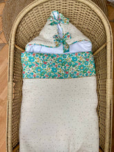 Charger l'image dans la galerie, Nid d’ange en Liberty ® Betsy vert et double gaze de coton écru pailleté or