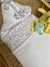 Charger l'image dans la galerie, Nid d’ange en Liberty® Théo bleu et double gaze de coton écru