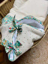 Charger l'image dans la galerie, Nid d’ange en Liberty ® Betsy vert et double gaze de coton écru pailleté or