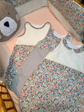 Charger l'image dans la galerie, Tour de lit bébé en double gaze écru et Liberty ® Betsy porcelaine