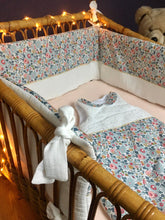 Charger l'image dans la galerie, Tour de lit bébé en double gaze écru et Liberty ® Betsy porcelaine