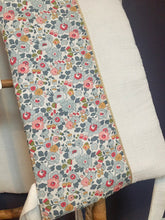 Charger l'image dans la galerie, Tour de lit bébé en double gaze écru et Liberty ® Betsy porcelaine