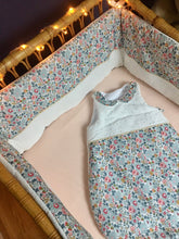 Charger l'image dans la galerie, Tour de lit bébé en double gaze écru et Liberty ® Betsy porcelaine