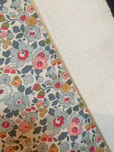 Charger l'image dans la galerie, Tour de lit bébé en double gaze écru et Liberty ® Betsy porcelaine