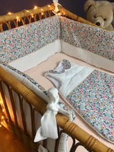 Charger l'image dans la galerie, Tour de lit bébé en double gaze écru et Liberty ® Betsy porcelaine