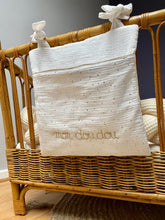 Charger l'image dans la galerie, Range doudou, pyjama personnalisable en double gaze écru pailleté doré