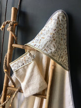 Charger l'image dans la galerie, Sortie de bain et gant assorti en éponge de bambou écrue et Liberty ® Théo gold