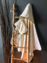 Charger l'image dans la galerie, Sortie de bain et gant assorti en éponge de bambou écrue et Liberty ® Théo gold