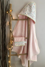 Charger l'image dans la galerie, Sortie de bain et gant assorti en éponge rose et Liberty ® Théo pastel