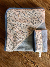 Charger l'image dans la galerie, Sortie de bain et gant de toilette assorti en Liberty ® Théo bleu