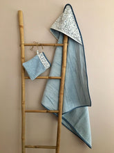 Charger l'image dans la galerie, Sortie de bain et gant de toilette assorti en Liberty ® Théo bleu