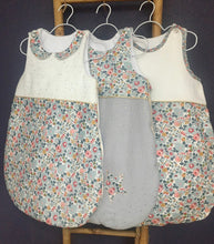 Charger l'image dans la galerie, Jolie gigoteuse en double gaze écru pailleté doré et Liberty ® Betsy porcelaine