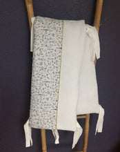 Charger l'image dans la galerie, Tour de lit bébé en double gaze écru et Liberty ® Théo bleu