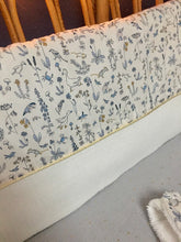 Charger l'image dans la galerie, Tour de lit bébé en double gaze écru et Liberty ® Théo bleu