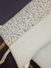 Charger l'image dans la galerie, Tour de lit bébé en double gaze écru et Liberty ® Théo bleu