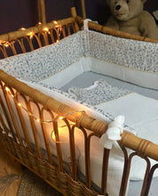 Charger l'image dans la galerie, Tour de lit bébé en double gaze écru et Liberty ® Théo bleu
