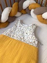 Charger l'image dans la galerie, Adorable gigoteuse en double gaze jaune moutarde et Liberty® Théo gold
