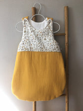 Charger l'image dans la galerie, Adorable gigoteuse en double gaze jaune moutarde et Liberty® Théo gold