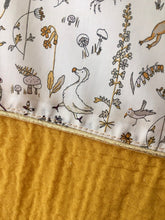 Charger l'image dans la galerie, Adorable gigoteuse en double gaze jaune moutarde et Liberty® Théo gold