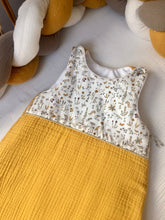 Charger l'image dans la galerie, Adorable gigoteuse en double gaze jaune moutarde et Liberty® Théo gold