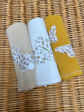 Charger l'image dans la galerie, Lot de trois langes en double gaze de coton Oeko Tex et Liberty® Théo gold moutarde