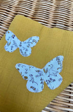 Charger l'image dans la galerie, Lot de trois langes en double gaze de coton Oeko Tex et Liberty® Théo gold moutarde