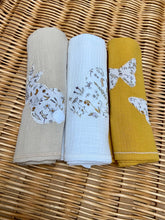 Charger l'image dans la galerie, Lot de trois langes en double gaze de coton Oeko Tex et Liberty® Théo gold moutarde