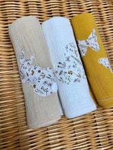 Charger l'image dans la galerie, Lot de trois langes en double gaze de coton Oeko Tex et Liberty® Théo gold moutarde