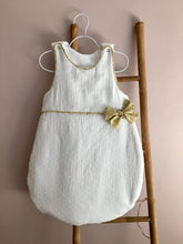 Charger l'image dans la galerie, Très jolie gigoteuse en double gaze plumetis écru et Liberty ® Garden Trail