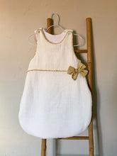 Charger l'image dans la galerie, Très jolie gigoteuse en double gaze plumetis écru et Liberty ® Garden Trail