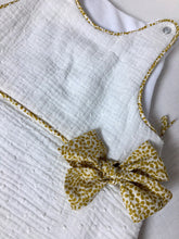 Charger l'image dans la galerie, Très jolie gigoteuse en double gaze plumetis écru et Liberty ® Garden Trail