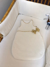 Charger l'image dans la galerie, Très jolie gigoteuse en double gaze plumetis écru et Liberty ® Garden Trail