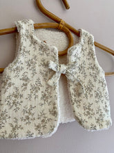 Charger l'image dans la galerie, Gilet berger réversible en double gaze de coton fleuri bio et moumoute bouclée