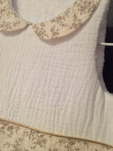 Charger l'image dans la galerie, Très jolie gigoteuse esprit romantique vintage col Claudine en double gaze de coton fleuri beige et écru