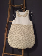 Charger l'image dans la galerie, Très jolie gigoteuse esprit romantique vintage col Claudine en double gaze de coton fleuri beige et écru