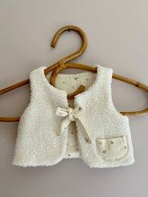 Charger l'image dans la galerie, Gilet berger réversible en double gaze de coton fleuri bio et moumoute bouclée