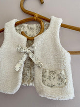 Charger l'image dans la galerie, Gilet berger réversible en double gaze de coton fleuri bio et moumoute bouclée
