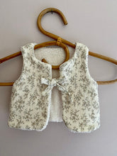 Charger l'image dans la galerie, Gilet berger réversible en double gaze de coton fleuri bio et moumoute bouclée