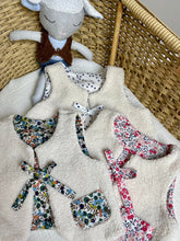 Charger l'image dans la galerie, Gilet berger réversible en coton imprimé et moumoute bouclée écru