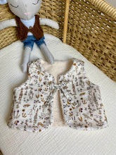 Charger l'image dans la galerie, Gilet berger réversible en Liberty® Théo gold et moumoute bouclée écru