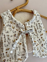 Charger l'image dans la galerie, Gilet berger réversible en Liberty® Théo gold et moumoute bouclée écru