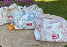 Charger l'image dans la galerie, Sac à langer matelassé en toile de coton imprimée Jouy et trousses assorties