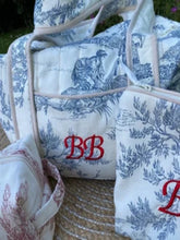 Charger l'image dans la galerie, Sac à langer matelassé en toile de coton imprimée Jouy et trousses assorties