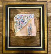 Charger l'image dans la galerie, Sortie de bain et gant de toilette assorti en éponge écrue ou rose et Liberty ® Betsy porcelaine